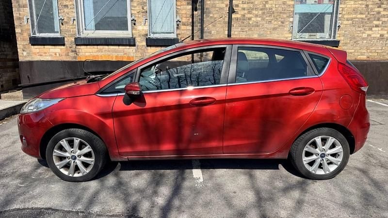 Used Ford Fiesta Zetec 70 HP (51 kW) 2010 Red Hatchback