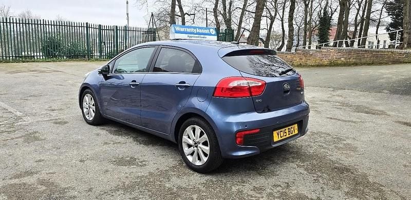 Begagnad Kia Rio 2015 Blå Halvkombi