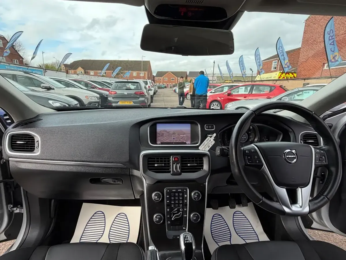 Begagnad Volvo V40 Momentum 122 HK (89 kW) 2018 Silver Halvkombi