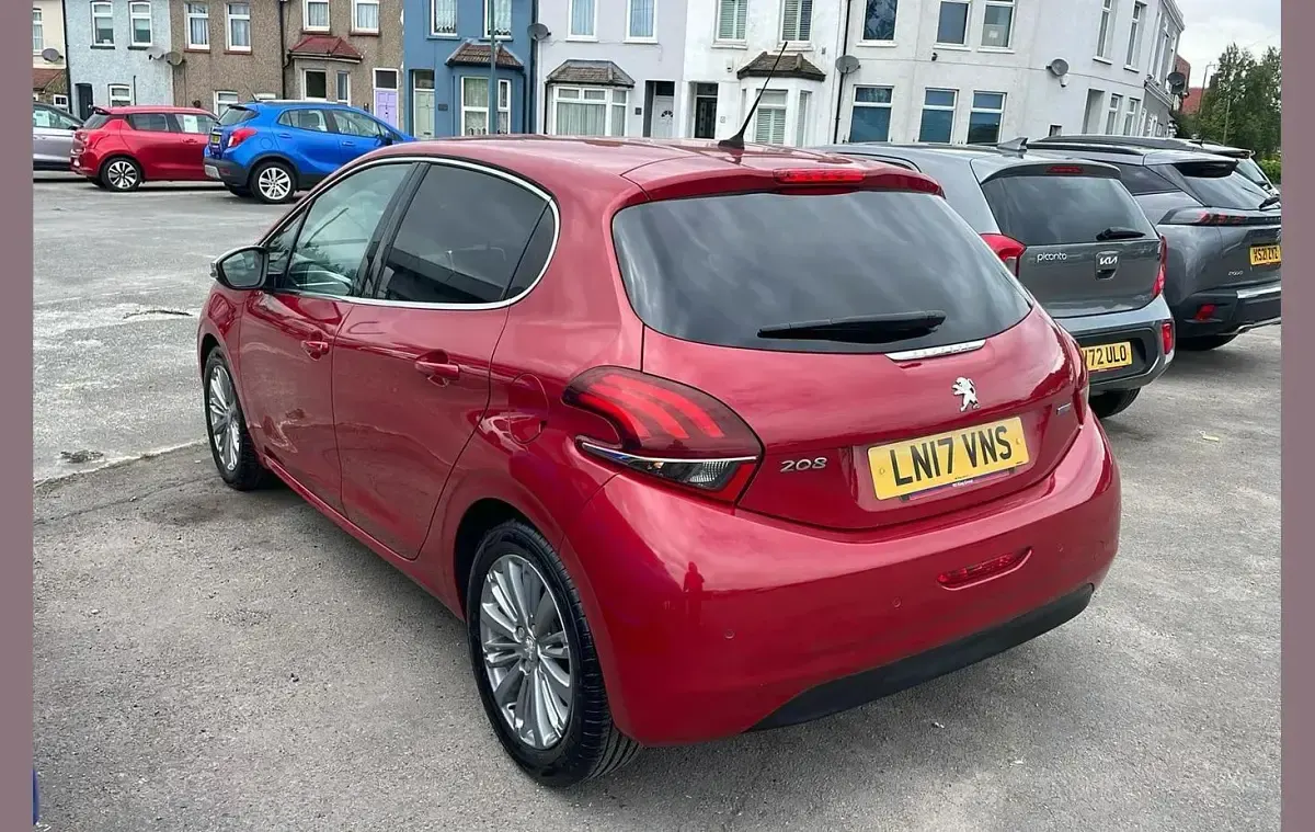 Used Peugeot 208 Allure 82 HP (60 kW) 2017 Red Hatchback