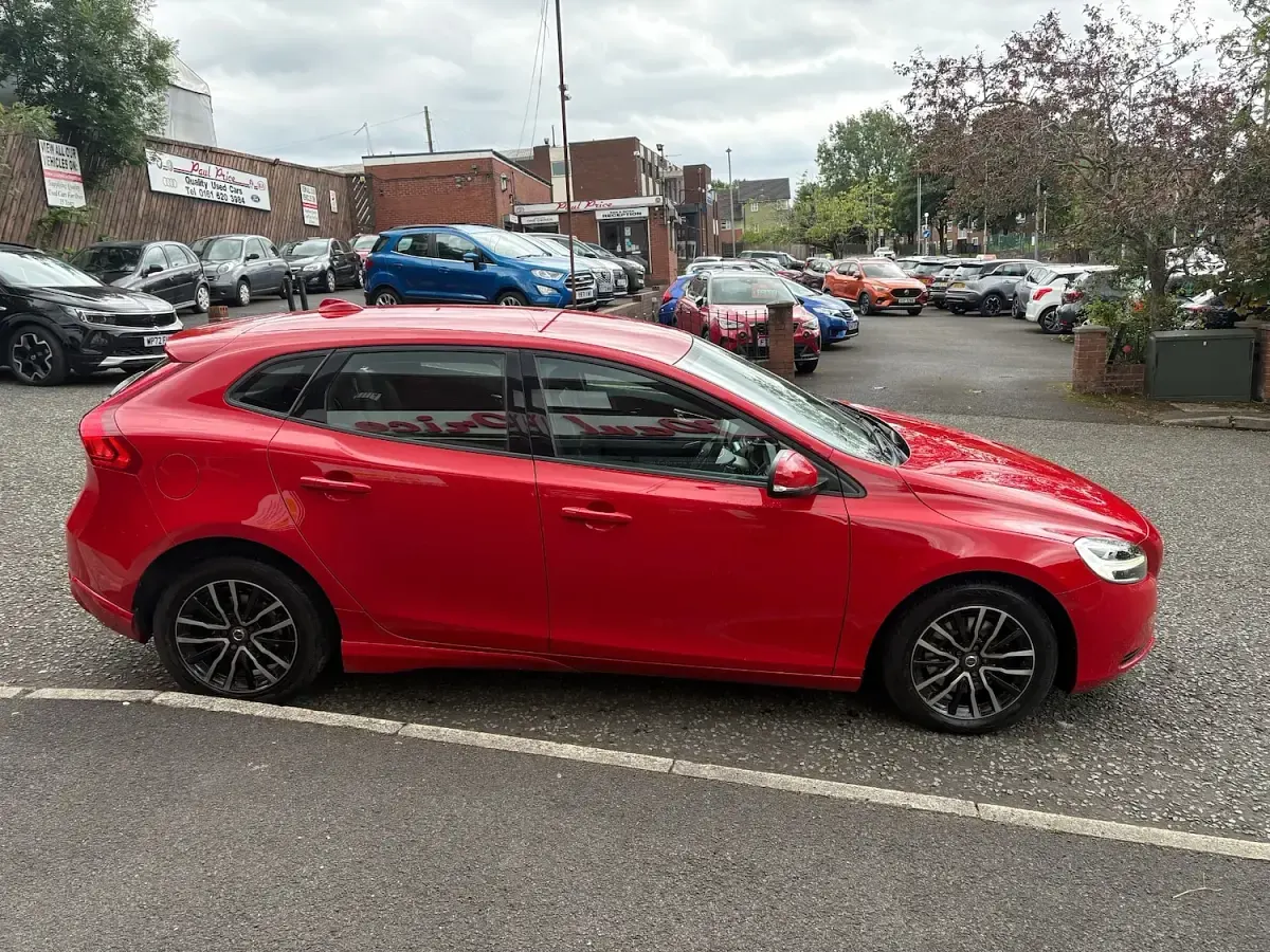 Used Volvo V40 Momentum 122 HP (89 kW) 2017 Red Hatchback