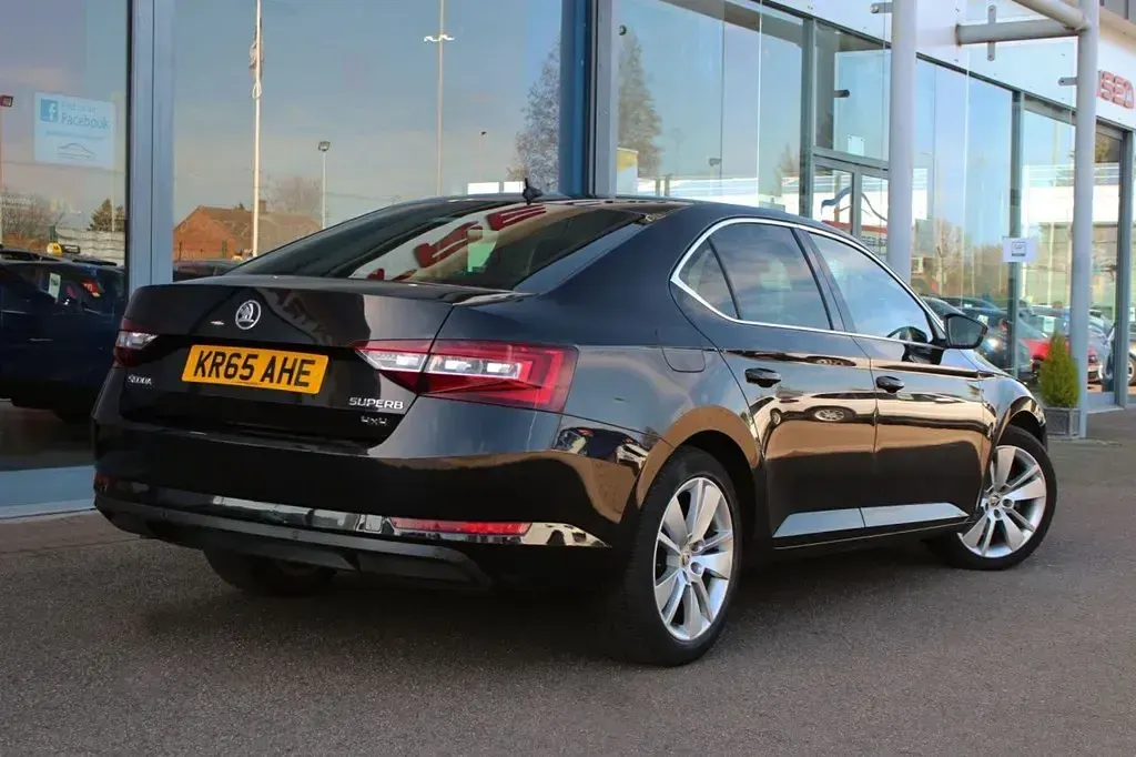 Second-hand Skoda Superb SE L Executive 190 CP (139 kW) 2015 Negru Hatchback