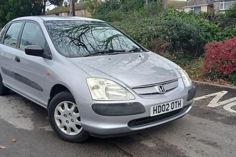 Begagnad Honda Civic 2002 Silver Halvkombi