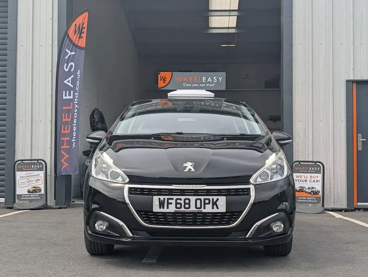 Used Peugeot 208 Signature Sky 82 HP (60 kW) 2018 Black Hatchback