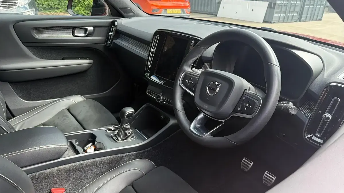 Used Volvo XC40 R-Design 163 HP (119 kW) 2021 Red SUV