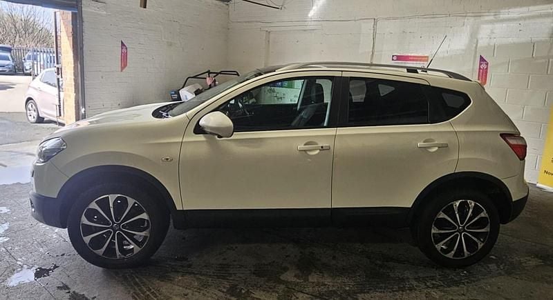 Used Nissan Qashqai Tekna 2012 White SUV
