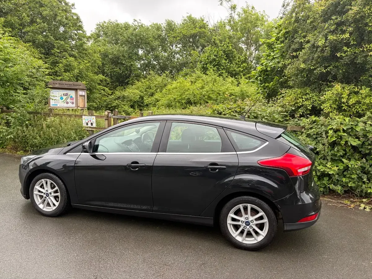 Used Ford Focus Zetec 125 HP (91 kW) 2015 Black Hatchback