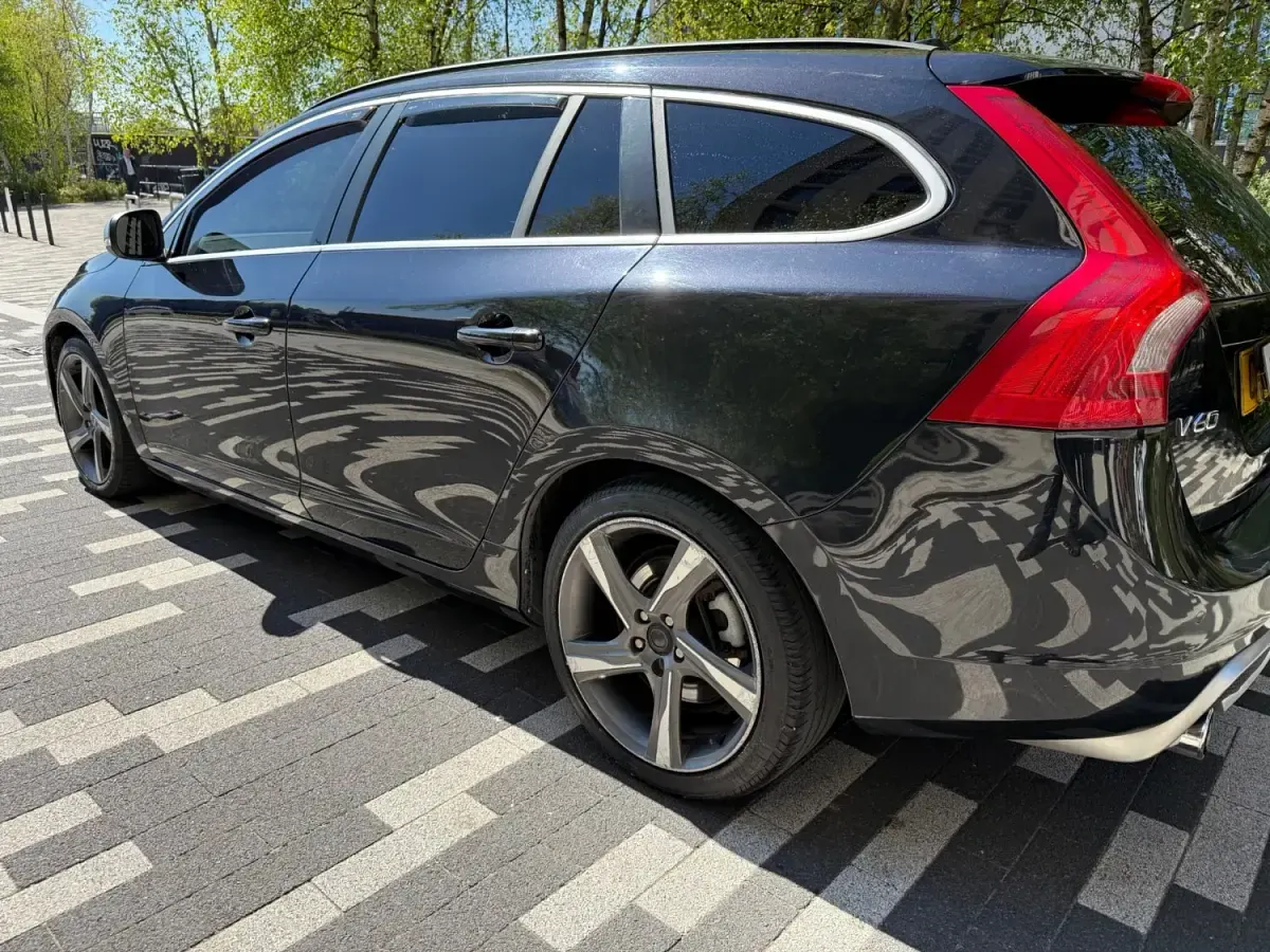 Usado Volvo V60 R-Design 115 HP (84 kW) 2012 Preto Carrinha