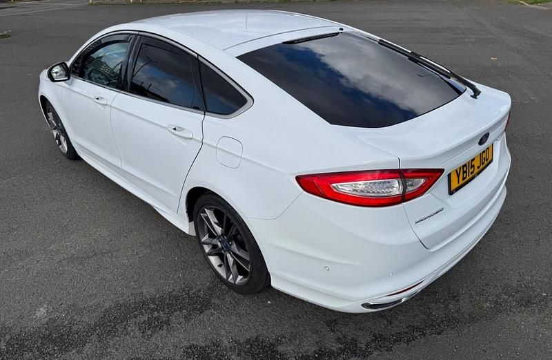 Used Ford Mondeo Titanium 180 HP (132 kW) 2015 White Hatchback
