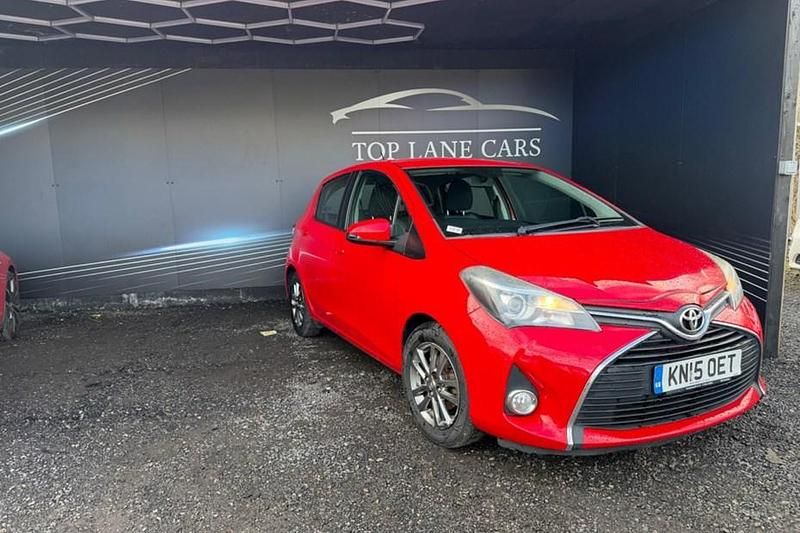 Used Toyota Yaris Multidrive S 99 HP (72 kW) 2015 Red Hatchback
