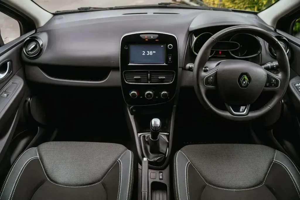 Used Renault Clio IV Dynamique 75 HP (55 kW) 2018 Grey Hatchback