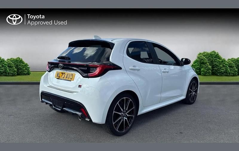 Used Toyota Yaris Hybrid Sport 116 HP (85 kW) 2023 Pure white Hatchback