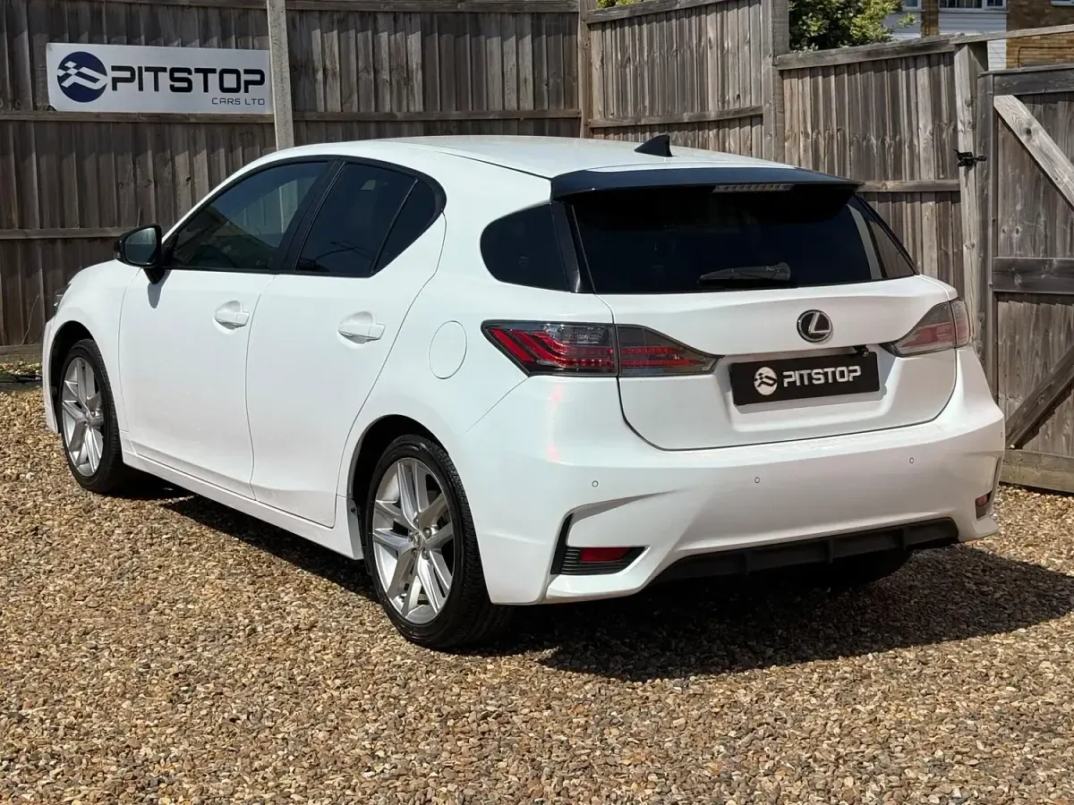 Used Lexus CT200h 2016 White Hatchback
