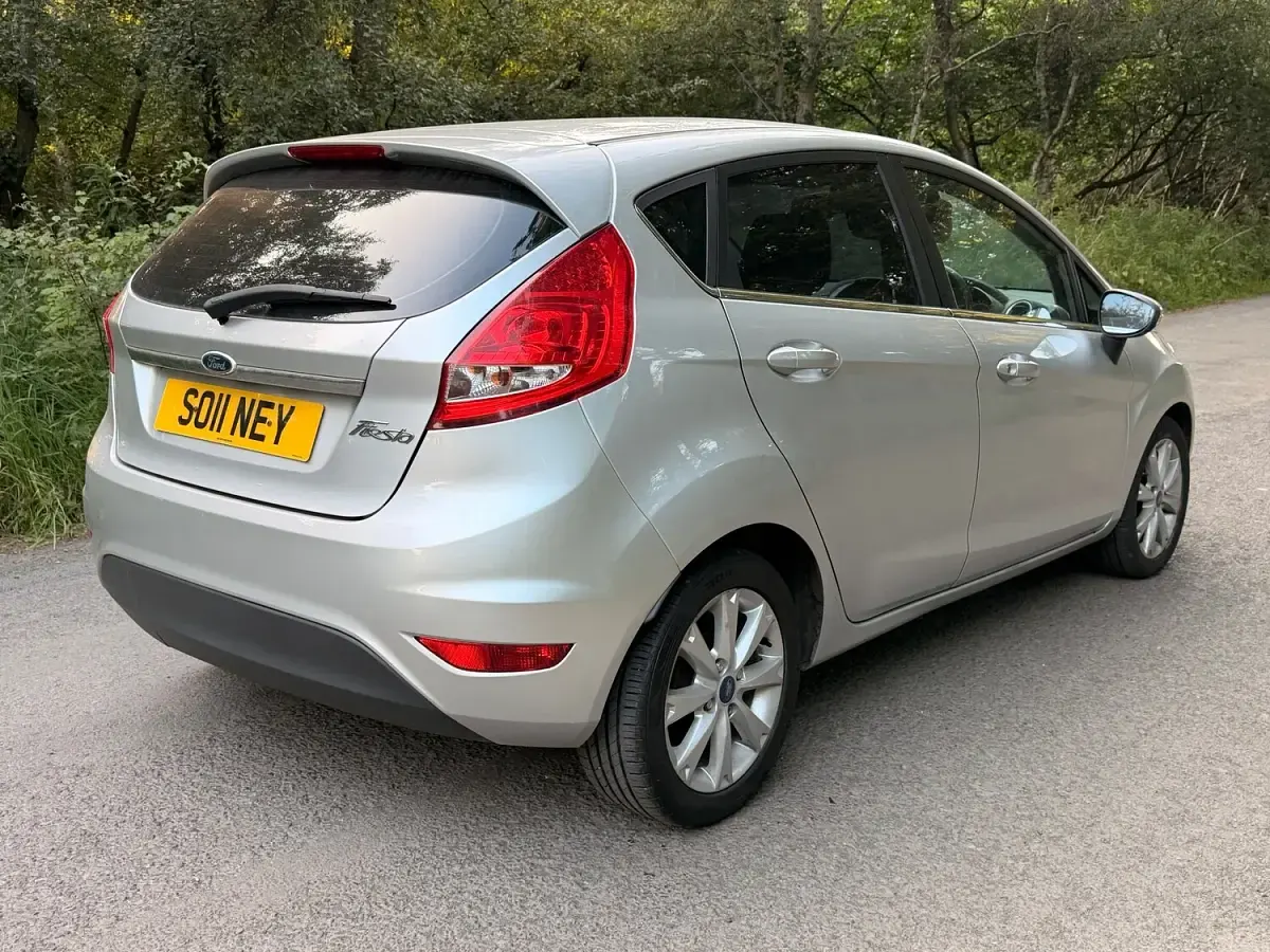 Used Ford Fiesta Zetec 81 HP (59 kW) 2011 Silver Hatchback