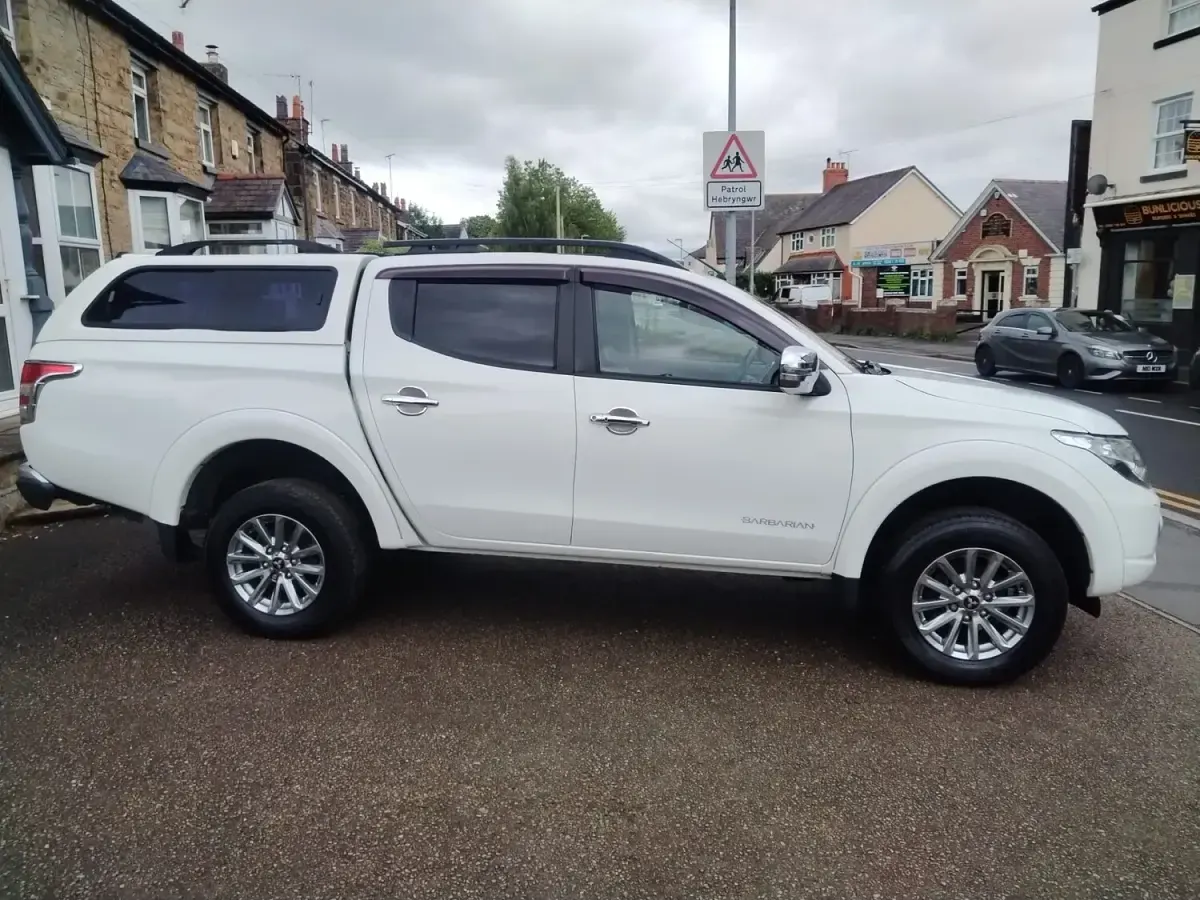Used Mitsubishi L200 2017 White Pickup