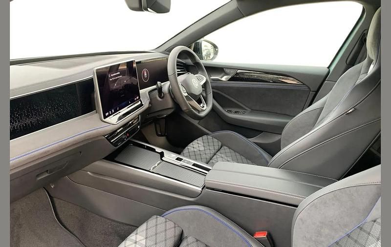 New VW Passat R-line 147 HP (108 kW) 2025 Green Estate