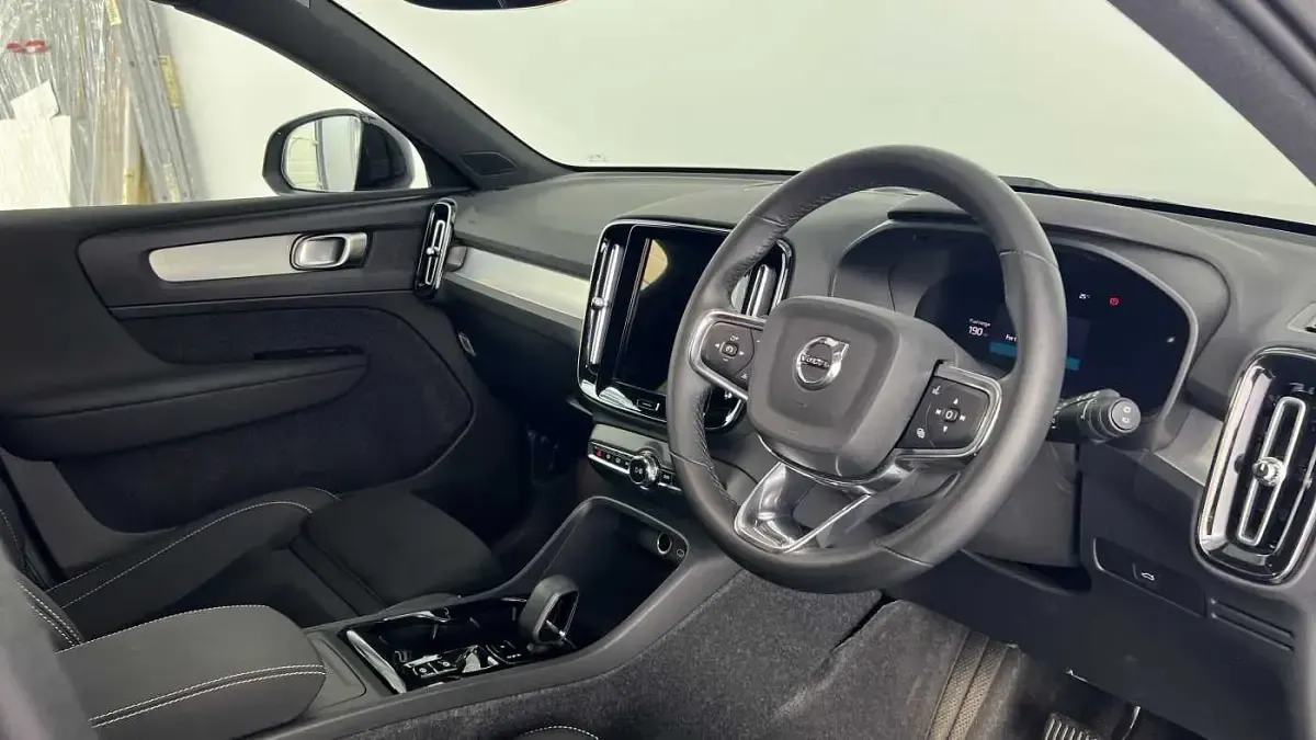 Used Volvo XC40 Plus 194 HP (142 kW) 2025 Silver SUV