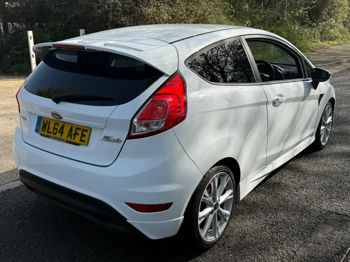 Używany Ford Fiesta Zetec 123 KM (90 kW) 2014 Biały Hatchback