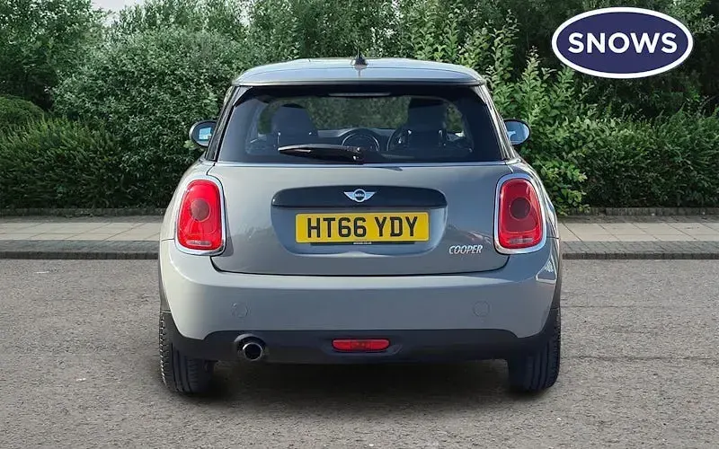 Usado Mini Cooper Hatch 136 CV (100 kW) 2017 Gris Utilitario