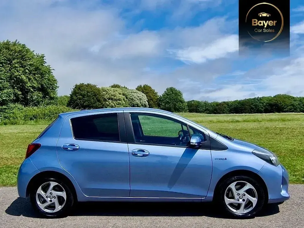 Used Toyota Yaris 101 HP (74 kW) 2016 Blue Hatchback