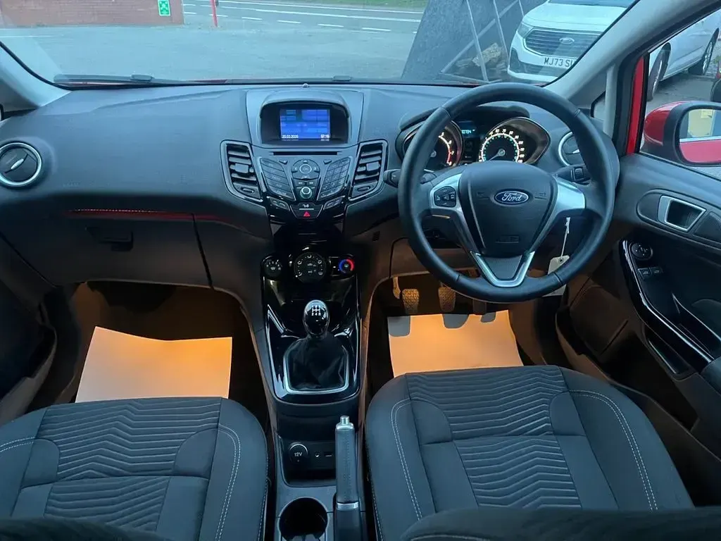 Używany Ford Fiesta Zetec 82 KM (60 kW) 2015 Czerwony Hatchback