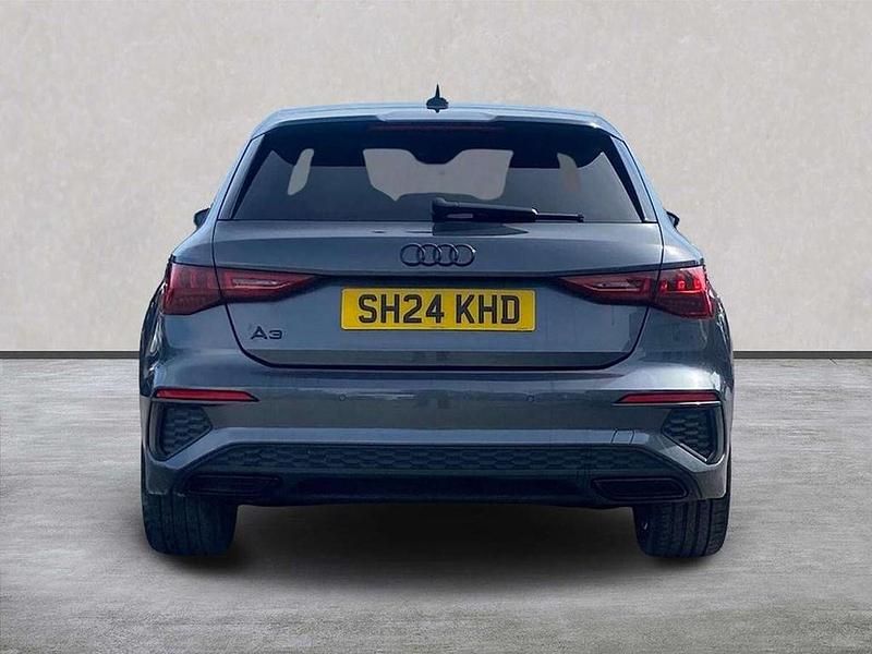 Begagnad Audi A3 Black Edition 150 HK (110 kW) 2024 Grå Halvkombi