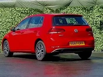 Used VW Golf VII SE 125 HP (91 kW) 2017 Red Hatchback