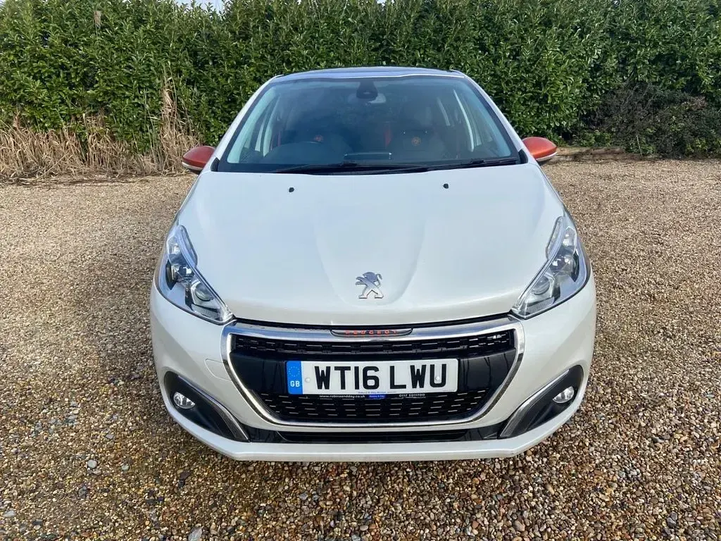Used Peugeot 208 Roland Garros 110 HP (80 kW) 2016 White Hatchback