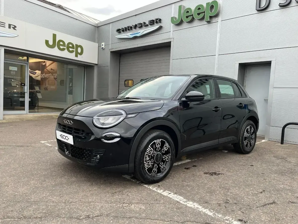 Nuevo Fiat 600 Icon 99 CV (72 kW) 2026 Negro SUV