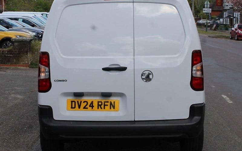 Second-hand Vauxhall Combo S 102 CP (75 kW) 2024 Alb Monovolum