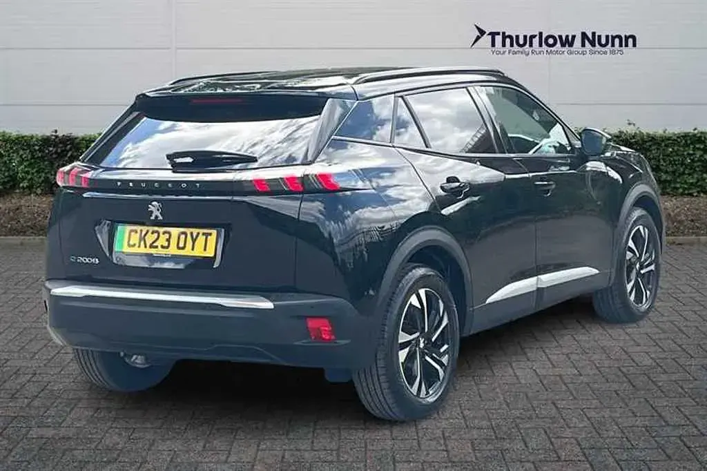 Begagnad Peugeot e-2008 Allure+ 100 kW (136 HK) 2023 Svart SUV