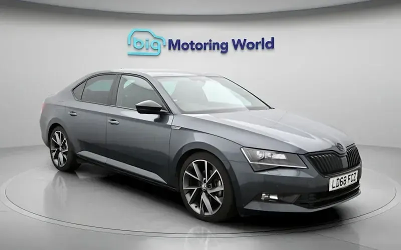 Usado Skoda Superb SportLine 150 CV (110 kW) 2018 Gris Utilitario