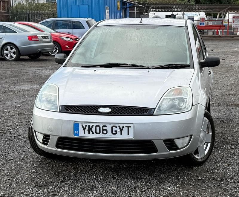Usado Ford Fiesta Zetec 80 CV (58 kW) 2006 Plateado Utilitario