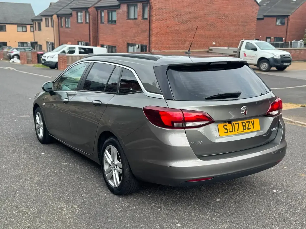 Used Vauxhall Astra Design Edition 110 HP (80 kW) 2017 Grey Estate