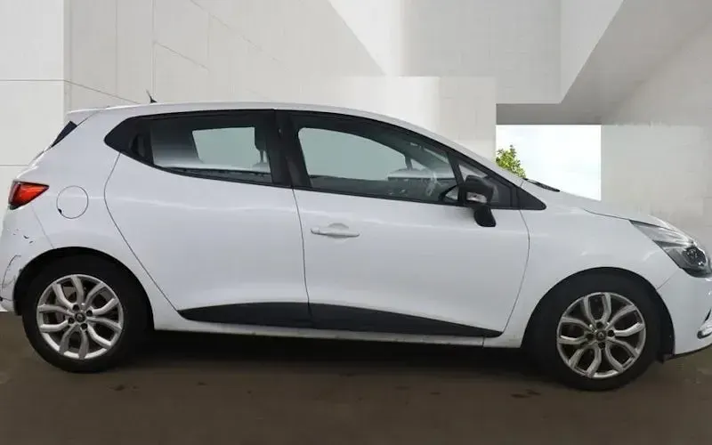 Used Renault Clio Play 90 HP (66 kW) 2018 White Hatchback