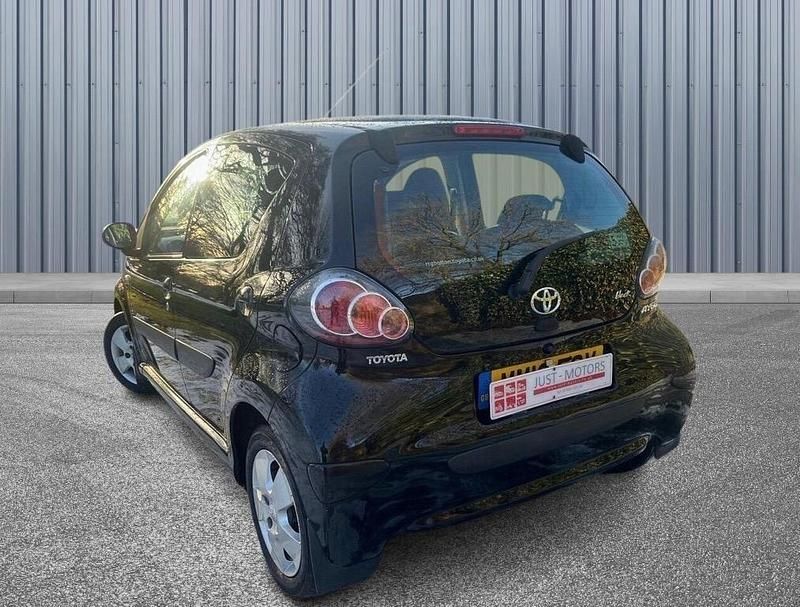 Used Toyota Aygo 67 HP (49 kW) 2010 Black Hatchback