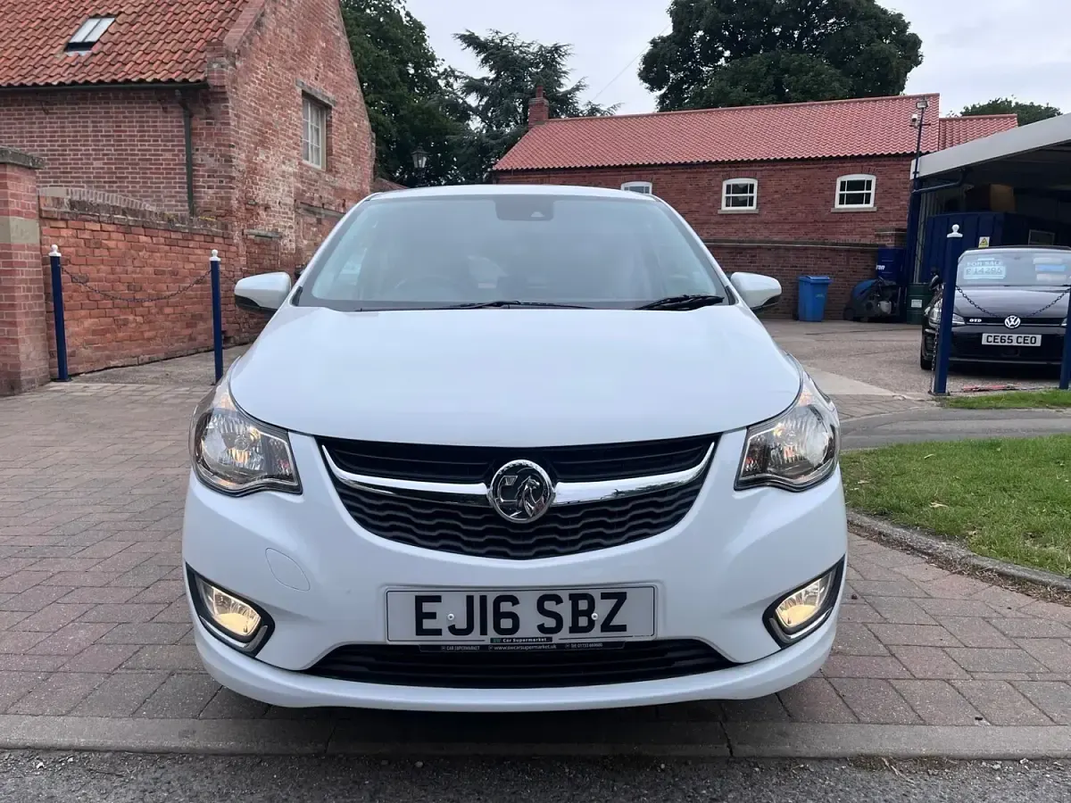 Used Vauxhall Viva 75 HP (55 kW) 2016 White Hatchback