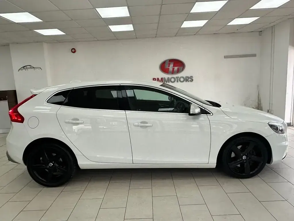 Begagnad Volvo V40 R-Design 2015 Vit Halvkombi