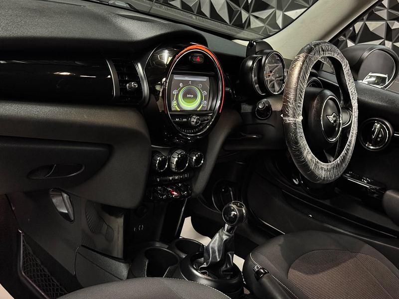 Begagnad Mini ONE Hatch 102 HK (75 kW) 2015 Vit Halvkombi