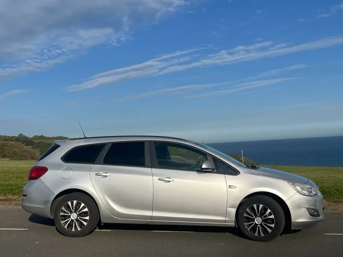 Usado Vauxhall Astra 2011 Plateado Familiar