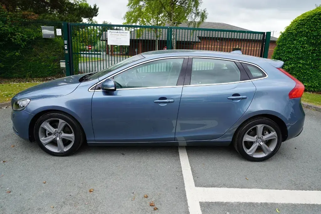 Used Volvo V40 SE Lux 180 HP (132 kW) 2013 Blue Hatchback