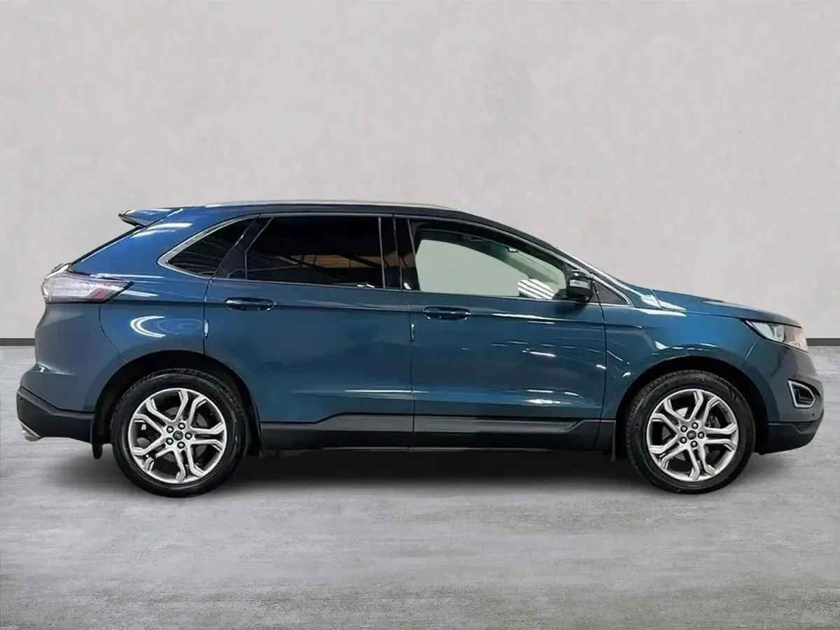 Käytetty Ford Edge Titanium 180 HP (132 kW) 2016 Sininen Katumaasturi