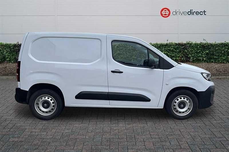 Used Vauxhall Combo 100 kW (136 HP) 2024 White MPV