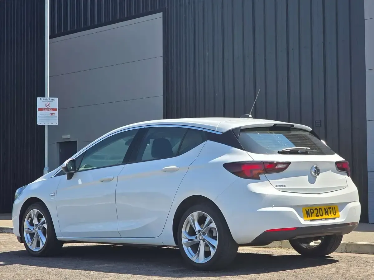 Used Vauxhall Astra SRi 145 HP (106 kW) 2020 White Hatchback