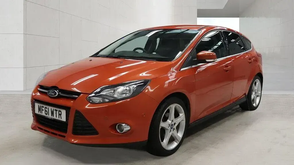 Used Ford Focus Titanium 125 HP (91 kW) 2011 Red Hatchback