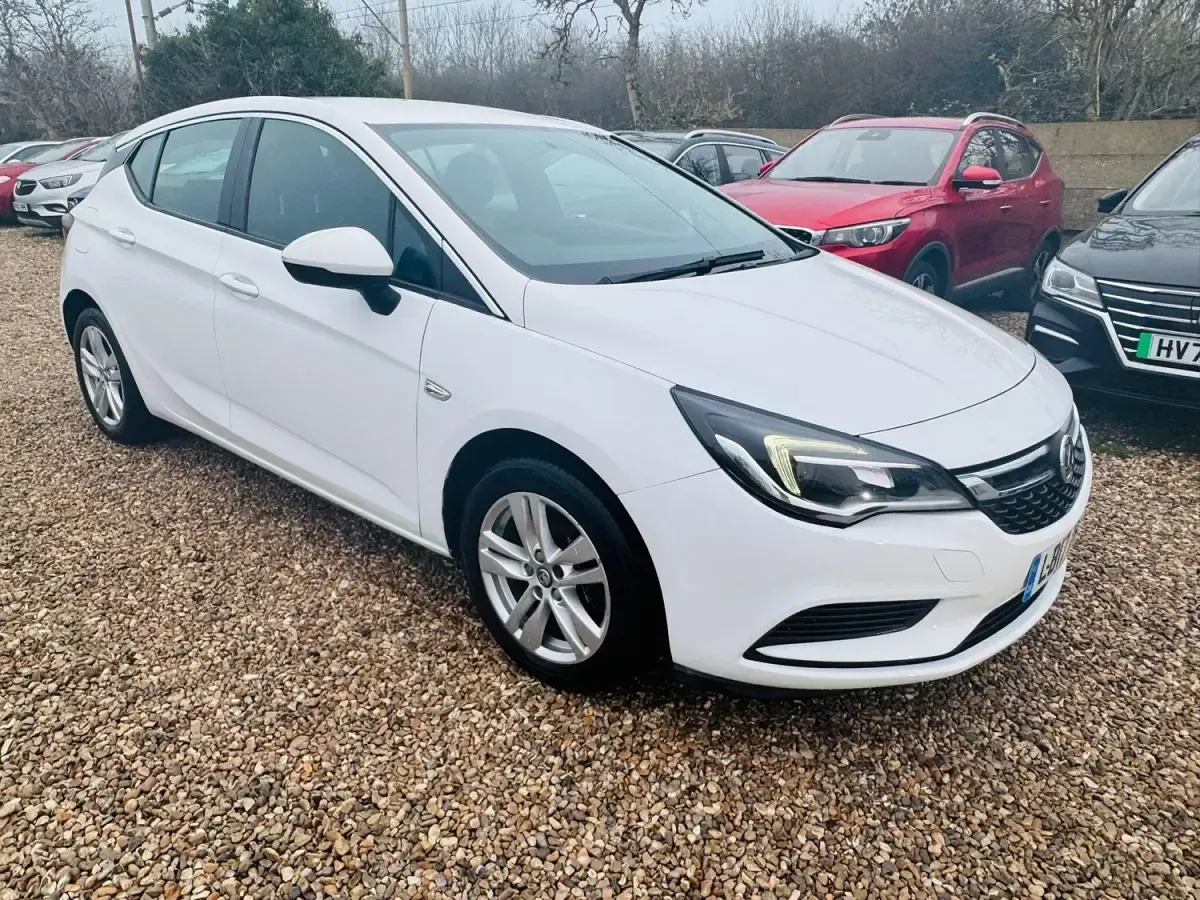 Second-hand Vauxhall Astra Design Edition 2017 Alb Hatchback