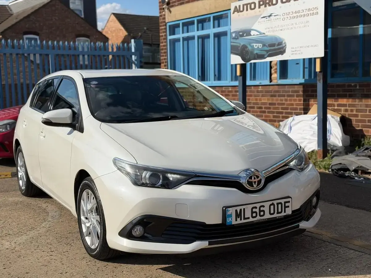 Used Toyota Auris 116 HP (85 kW) 2016 White Hatchback