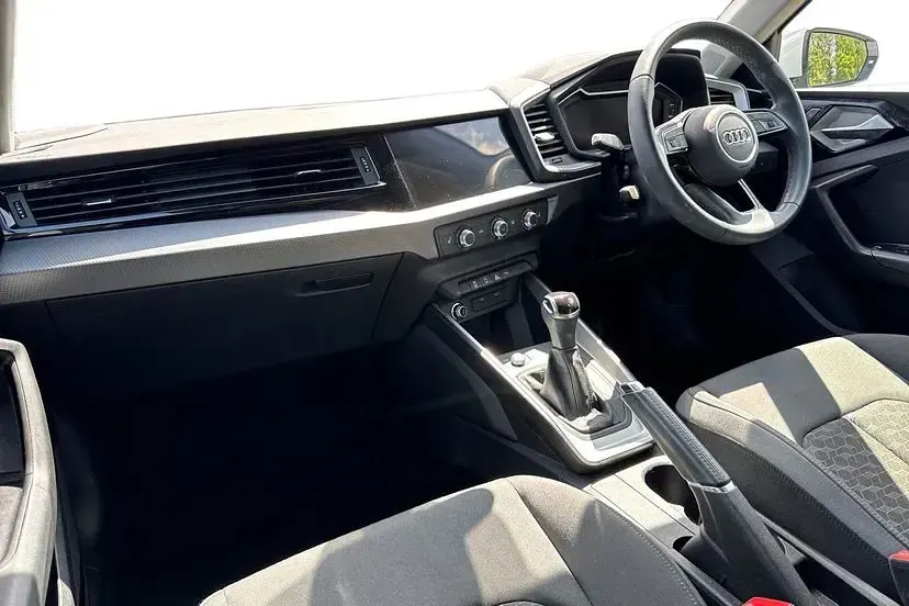 Used Audi A1 Sportback Sport 94 HP (69 kW) 2023 Glacier white Hatchback