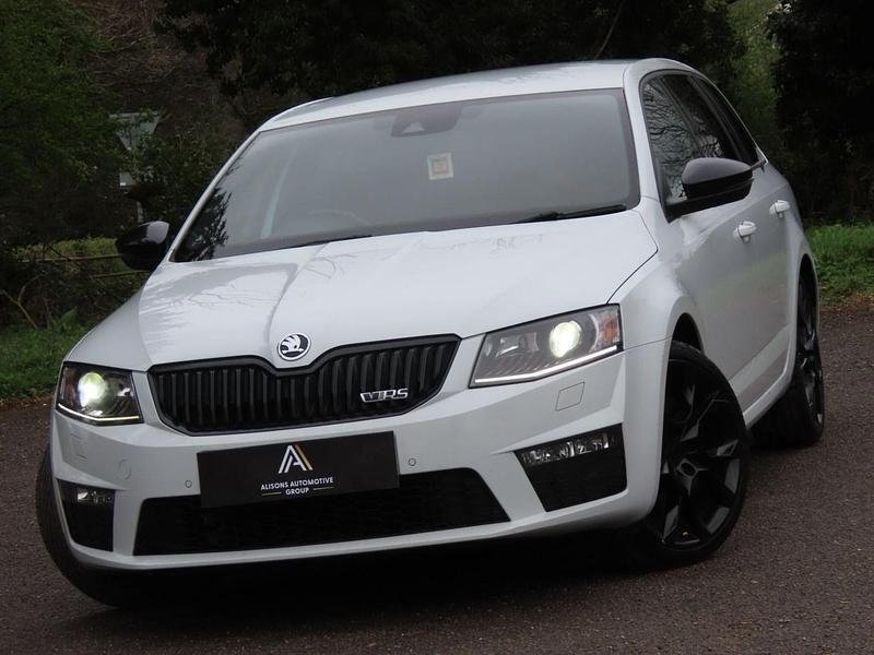 Used Skoda Octavia vRS 230 HP (169 kW) 2016 White Hatchback