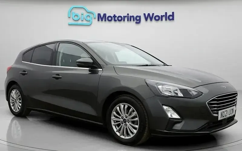 Begagnad Ford Focus Titanium 120 HK (88 kW) 2021 Grå Halvkombi